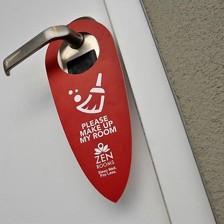 Zen Rooms Kuta Tuban Suites Esterno foto