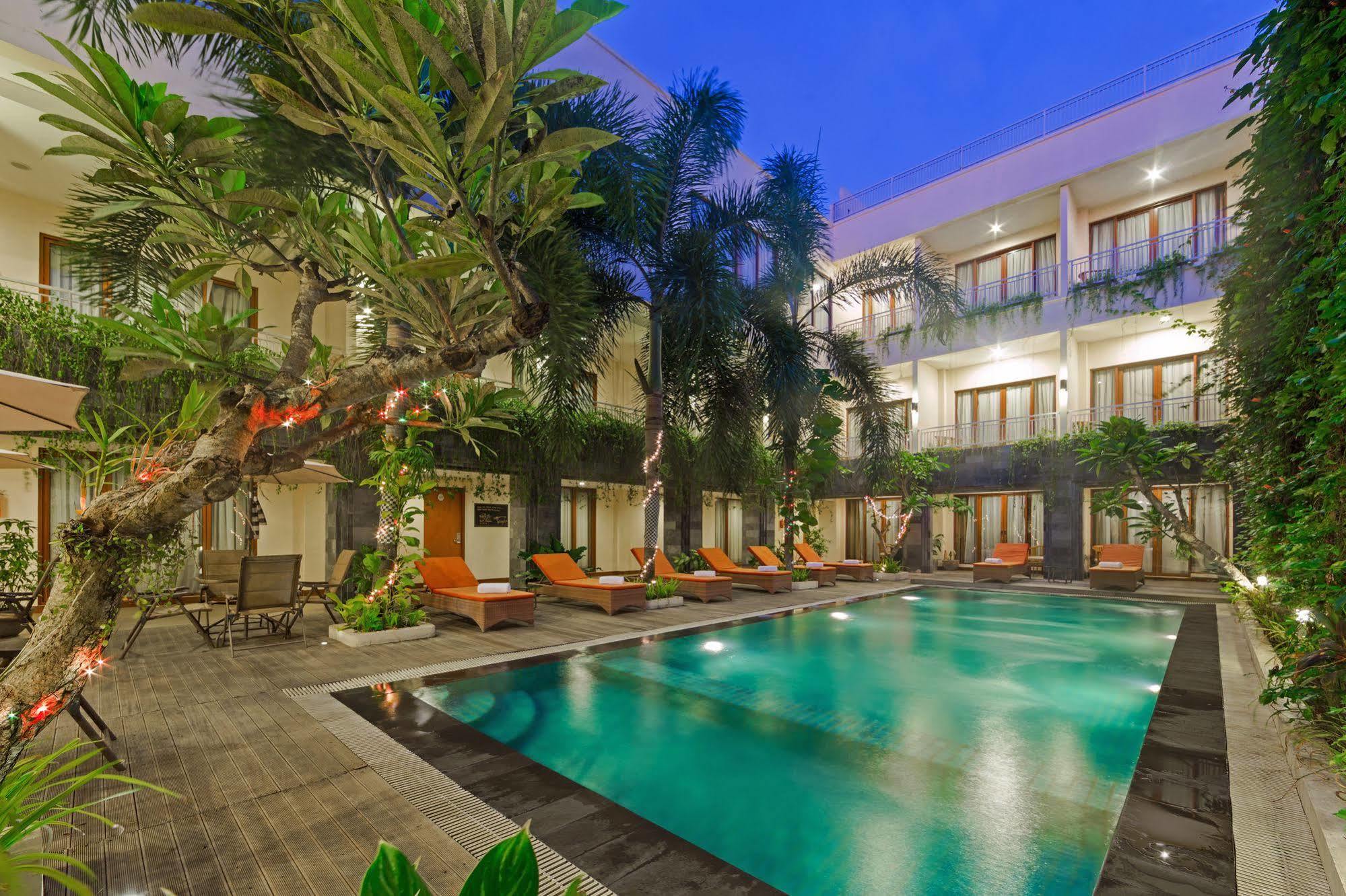 Zen Rooms Kuta Tuban Suites Esterno foto