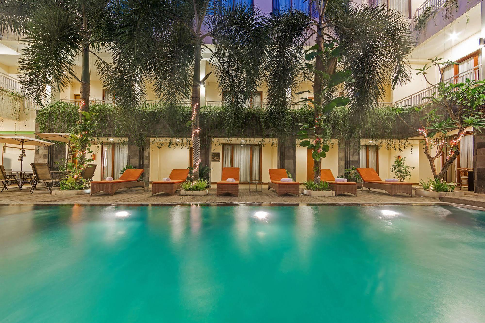 Zen Rooms Kuta Tuban Suites Esterno foto