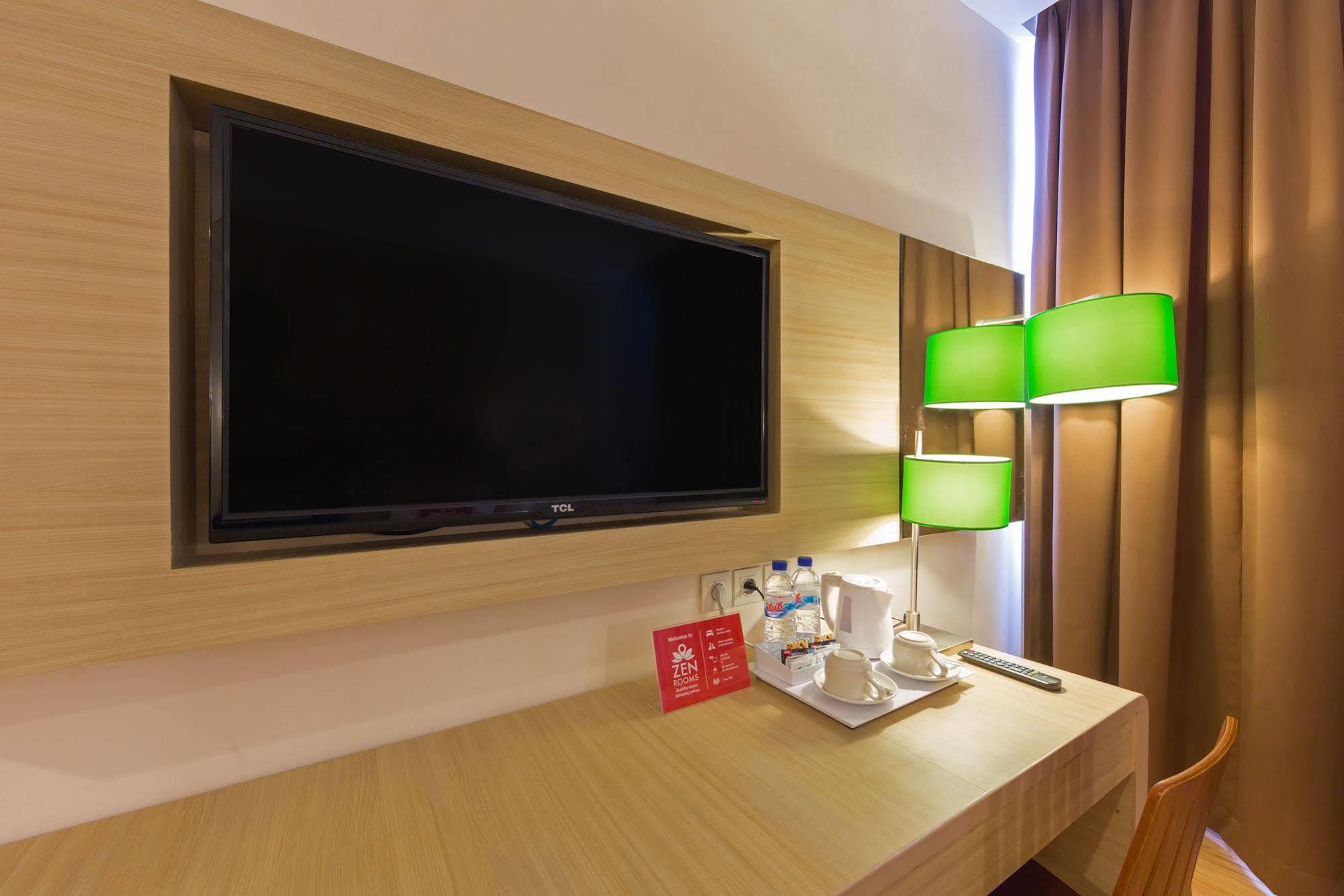 Zen Rooms Kuta Tuban Suites Esterno foto
