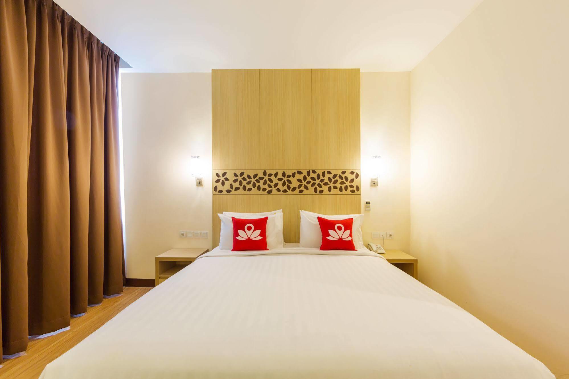 Zen Rooms Kuta Tuban Suites Esterno foto