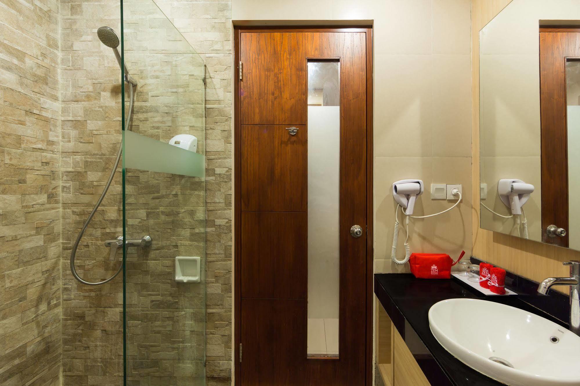 Zen Rooms Kuta Tuban Suites Esterno foto