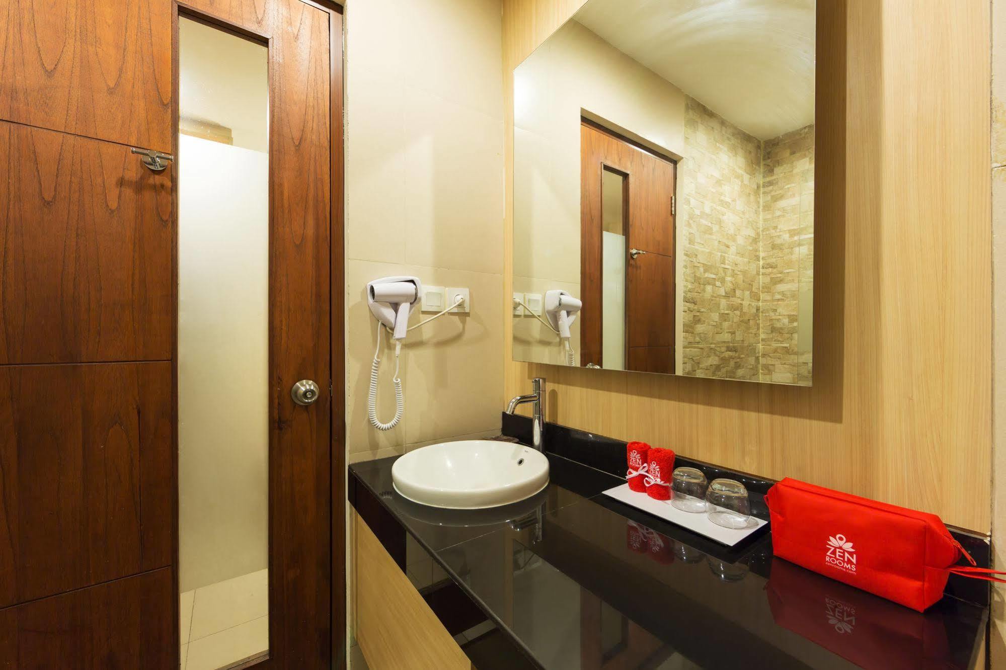 Zen Rooms Kuta Tuban Suites Esterno foto