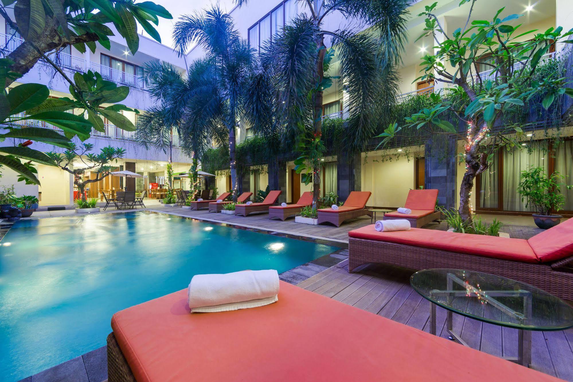 Zen Rooms Kuta Tuban Suites Esterno foto
