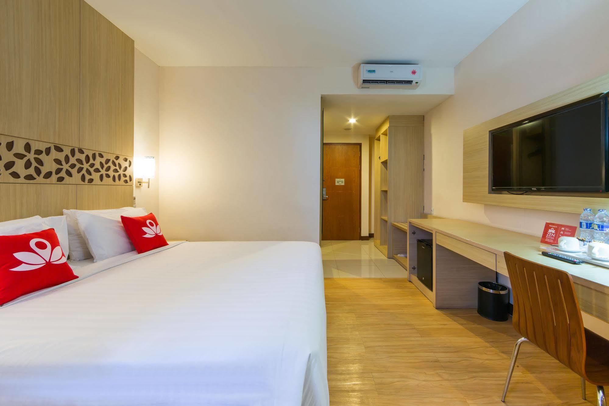 Zen Rooms Kuta Tuban Suites Esterno foto