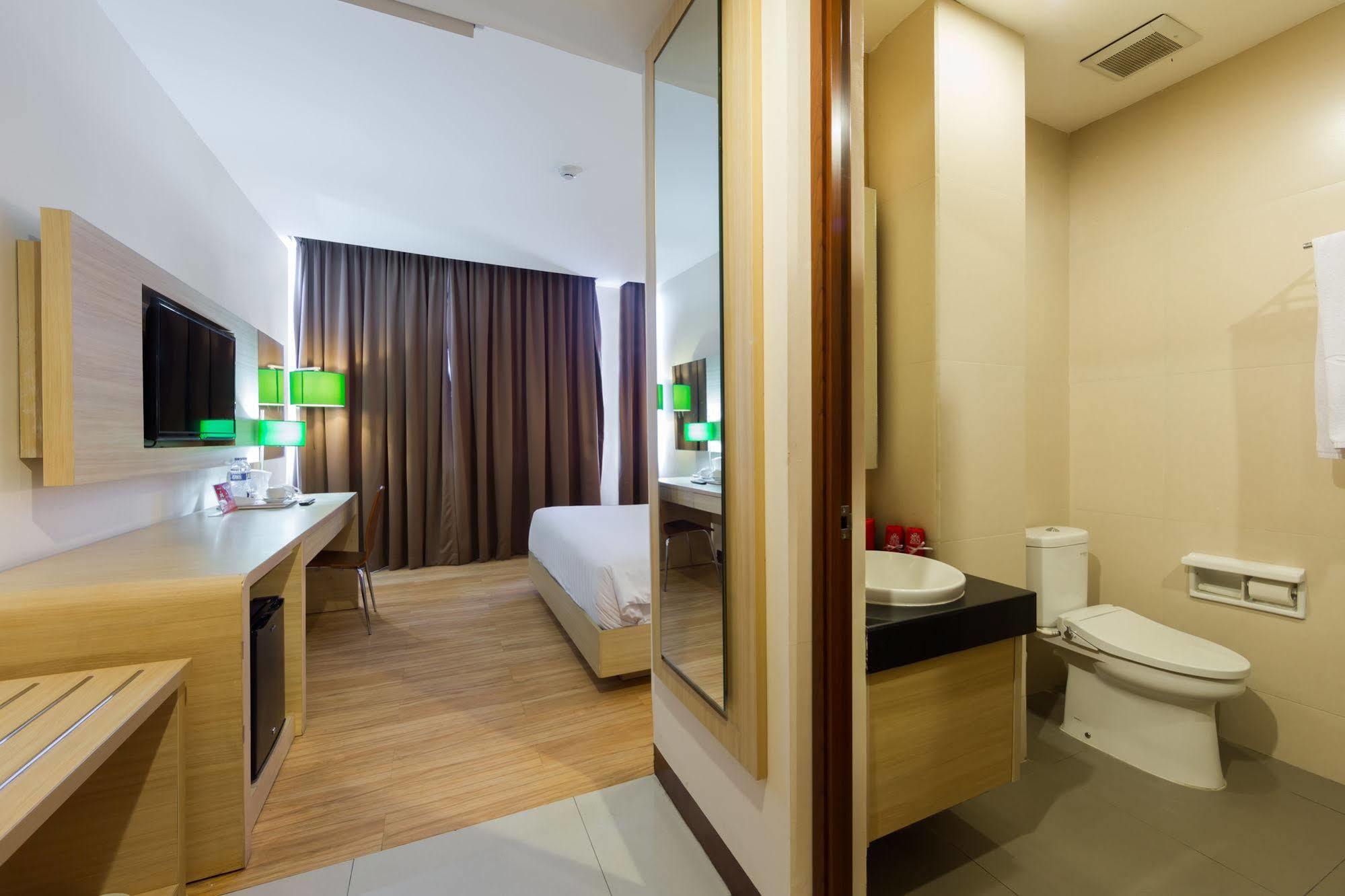 Zen Rooms Kuta Tuban Suites Esterno foto