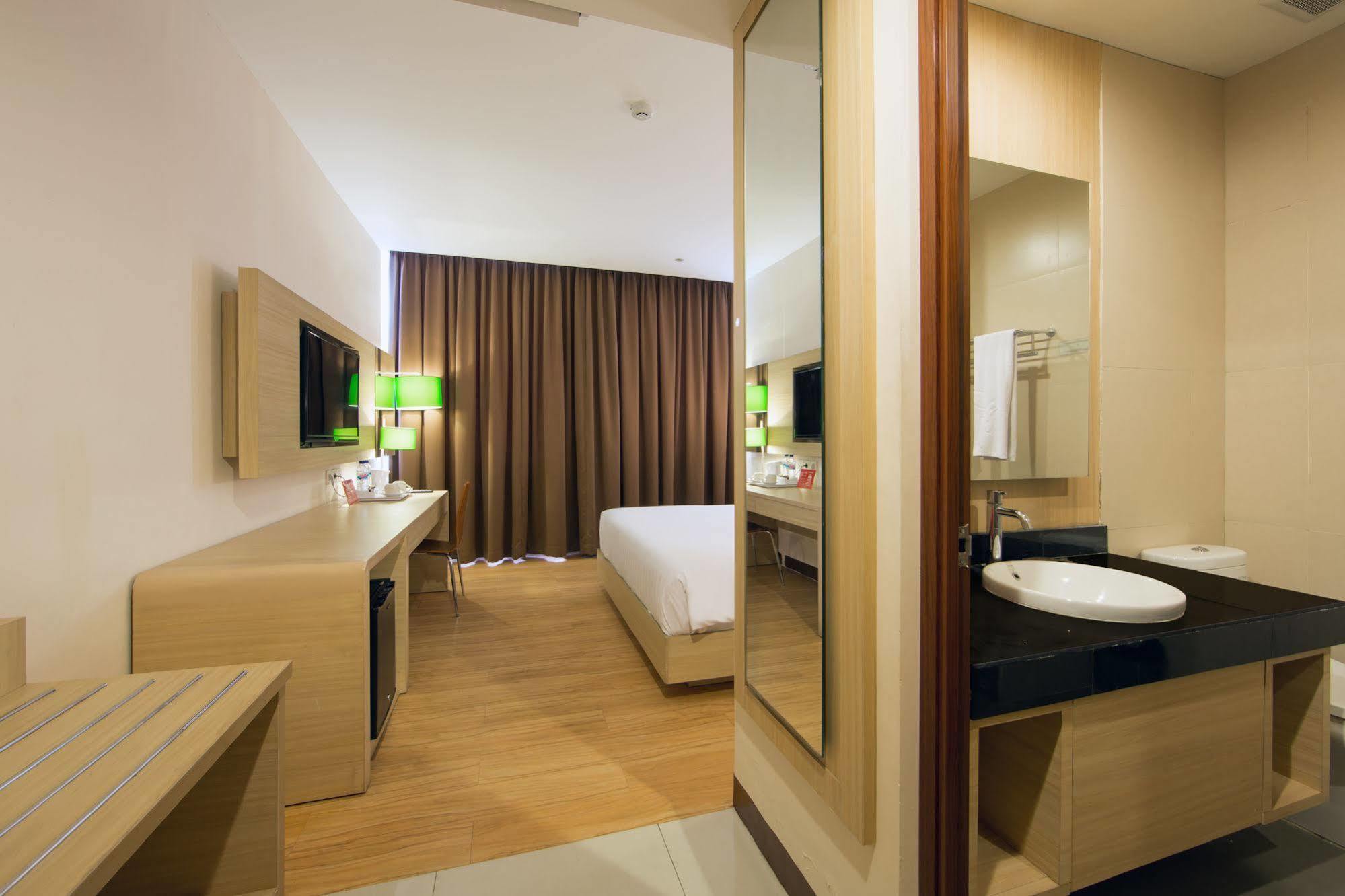 Zen Rooms Kuta Tuban Suites Esterno foto