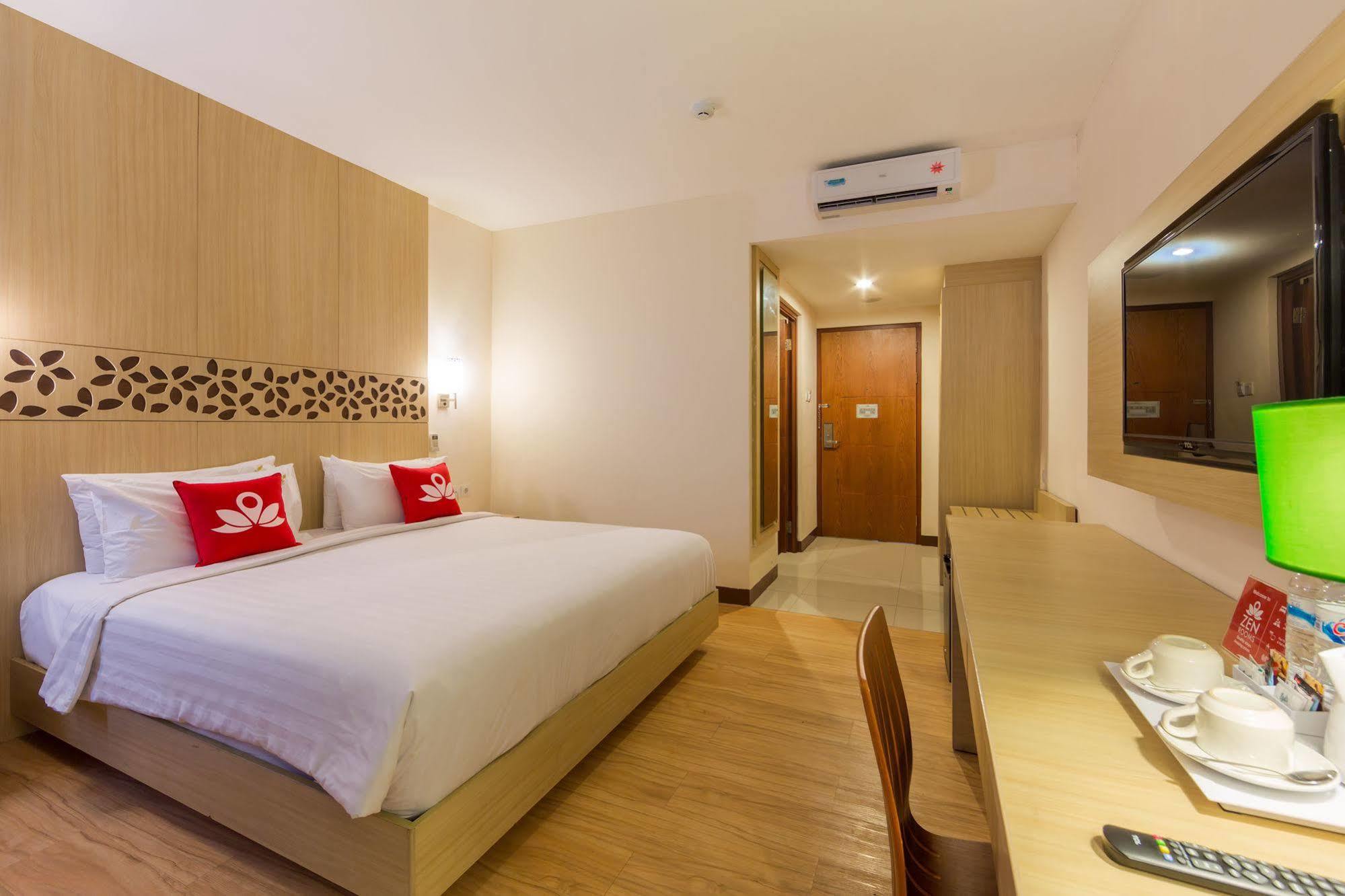 Zen Rooms Kuta Tuban Suites Esterno foto