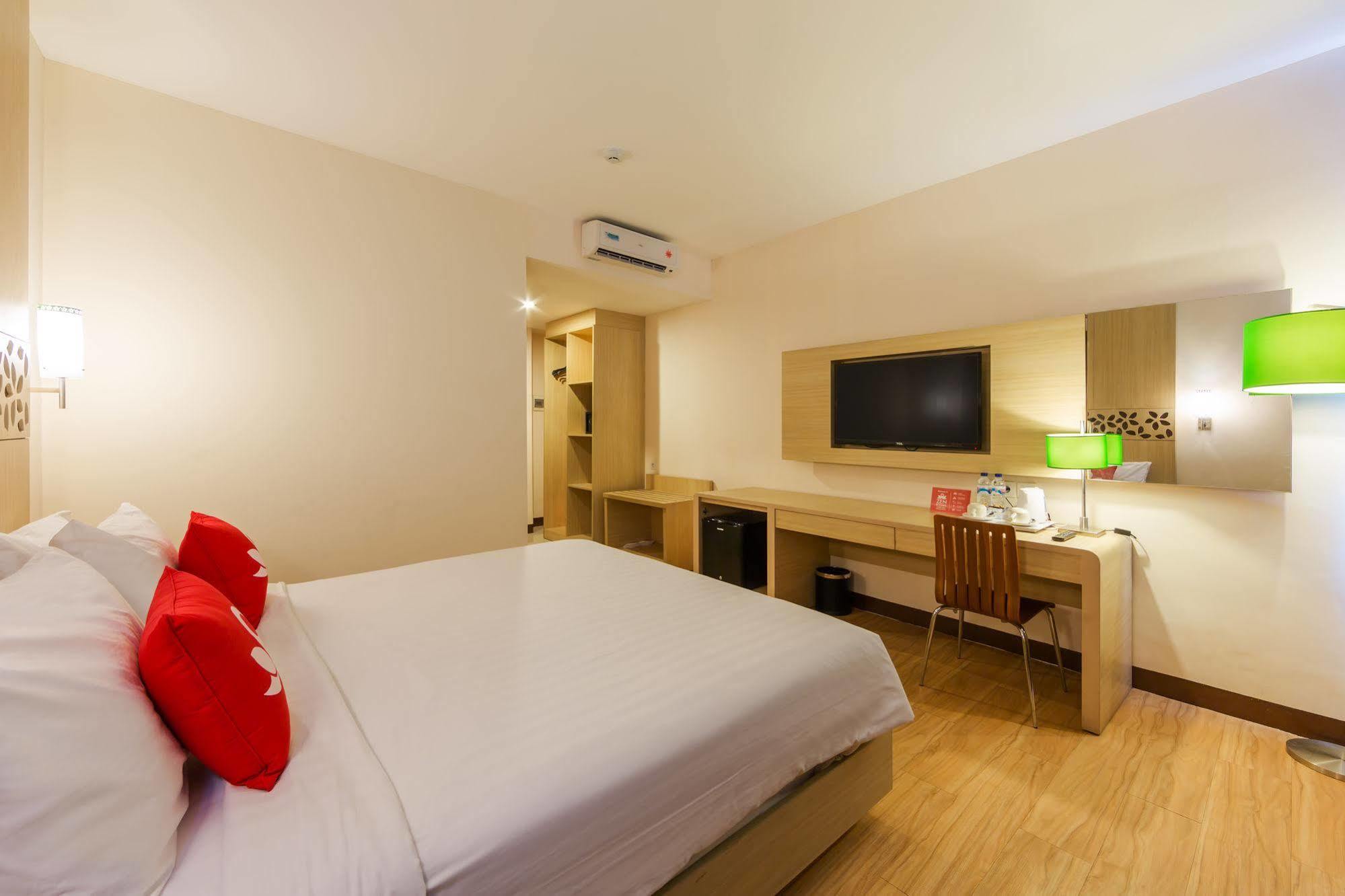 Zen Rooms Kuta Tuban Suites Esterno foto
