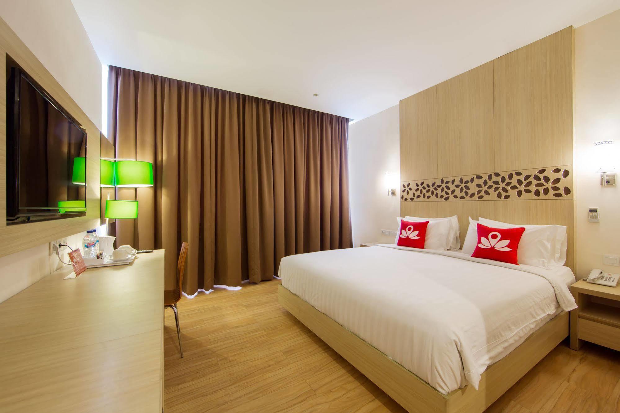 Zen Rooms Kuta Tuban Suites Esterno foto